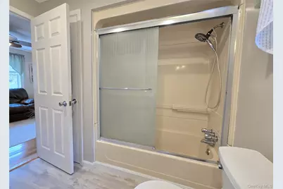 33 Pleasure Avenue, Ronkonkoma, NY 11779 - Photo 8