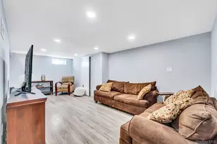 33 Peachtree Ln, Hicksville, NY 11801 - Photo 24
