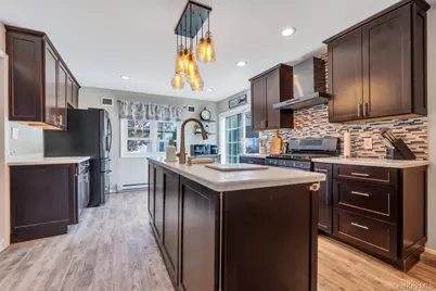 33 Peachtree Lane, Hicksville, NY 11801 - Photo 2