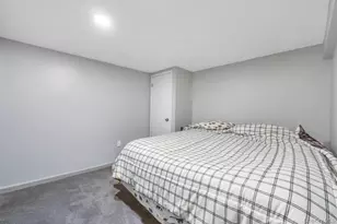33 Peachtree Ln, Hicksville, NY 11801 - Photo 20