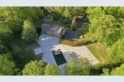 31 Sherwood Gate, Oyster Bay, NY 11771 - Photo 2