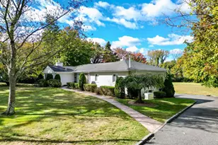 24 Hemlock Dr, Great Neck, NY 11024 - Photo 2