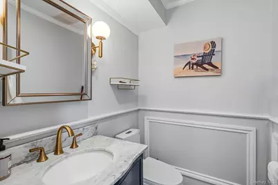 18 Sherwood Lane, Roslyn Heights, NY 11577 - Photo 14