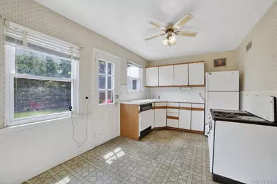 395 Packman Avenue, Mount Vernon, NY 10552 - Photo 6