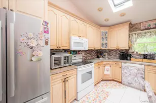 219 Kensington Ave, Bayport, NY 11705 - Photo 10