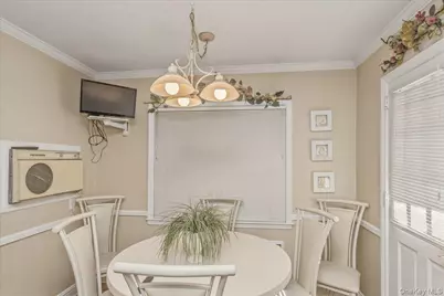 36 Roosevelt Place, Rockville Centre, NY 11570 - Photo 8