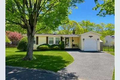 19 Village Circle S, Manorville, NY 11949 - Photo 2