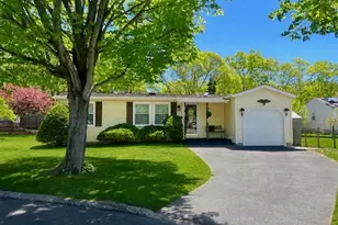19 Village Cir S, Manorville, NY 11949 - Photo 2