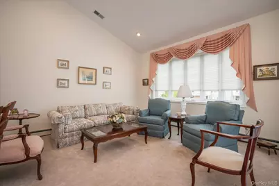 12 Sarah Court, Amityville, NY 11701 - Photo 4