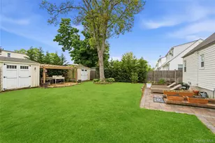 319 N Fulton Ave, Lindenhurst, NY 11757 - Photo 12
