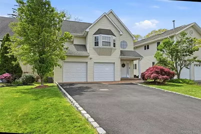 9 Oxford Court, Wheatley Heights, NY 11798 - Photo 2