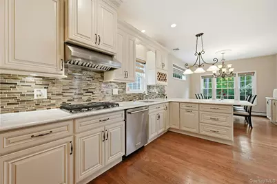 9 Oxford Court, Wheatley Heights, NY 11798 - Photo 16