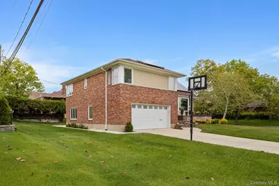 15 Royal Way, New Hyde Park, NY 11040 - Photo 2