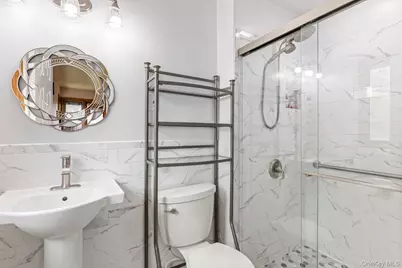 15 Royal Way, New Hyde Park, NY 11040 - Photo 16