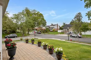 15 Royal Way, New Hyde Park, NY 11040 - Photo 4