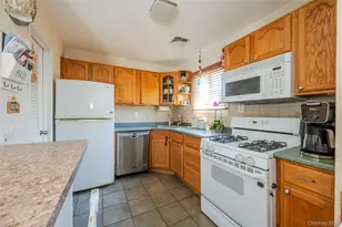 2860 Sunnybrook Dr W, Oceanside, NY 11572 - Photo 6