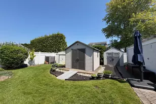 109 Lincoln Pl, Massapequa, NY 11758 - Photo 18