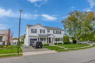 8 Piper Pl, Old Bethpage, NY 11804 - Photo 2