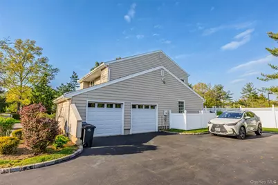 16 Cabriolet Lane, Melville, NY 11747 - Photo 4