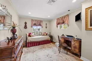 77 Lake Dr, Manhasset Hills, NY 11040 - Photo 24