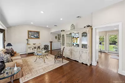 77 Lake Drive, Manhasset Hills, NY 11040 - Photo 6