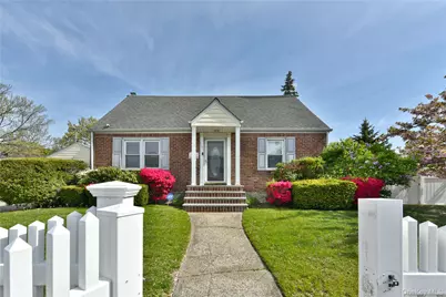 916 Center Drive, Franklin Square, NY 11010 - Photo 2