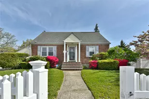 916 Center Dr, Franklin Square, NY 11010 - Photo 2
