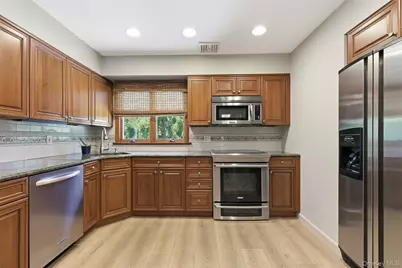 16 Amherst Lane, Smithtown, NY 11787 - Photo 8