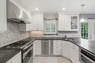 8 Prospect Ave, Garden City, NY 11530 - Photo 12