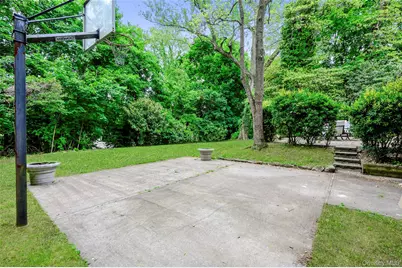 27 Ridge Drive E, Great Neck, NY 11021 - Photo 32