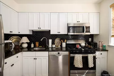 4 Edwards #2F, Roslyn Heights, NY 11577 - Photo 6