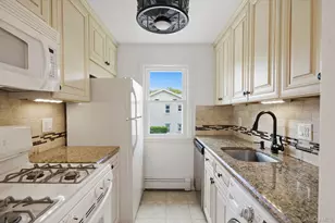 11 Toehee Pl, Islip, NY 11715 - Photo 4