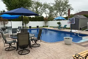 909 Berkshire Dr, Westbury, NY 11590 - Photo 32