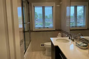 909 Berkshire Dr, Westbury, NY 11590 - Photo 14