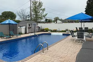 909 Berkshire Dr, Westbury, NY 11590 - Photo 28
