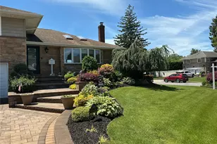 909 Berkshire Dr, Westbury, NY 11590 - Photo 36
