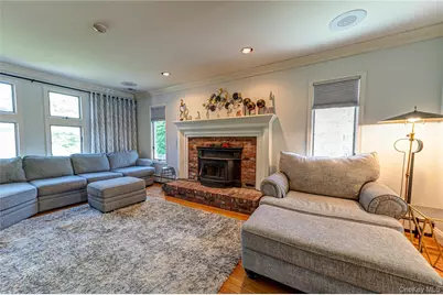 38 Shinnecock Lane, East Islip, NY 11730 - Photo 4