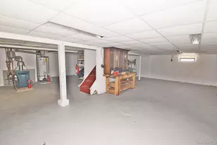 25 Kensington Ct, Copiague, NY 11726 - Photo 14
