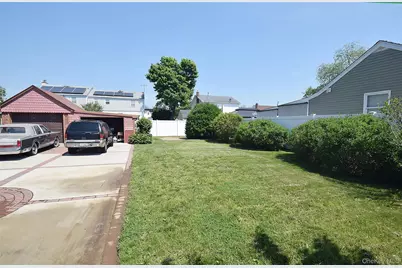 25 Kensington Court, Copiague, NY 11726 - Photo 2