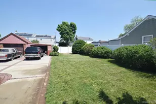 25 Kensington Ct, Copiague, NY 11726 - Photo 2