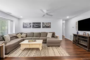346 Clubhouse Ct, Coram, NY 11727 - Photo 4