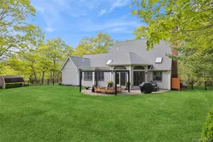 2 Red Creek Cir, Hampton Bays, NY 11946 - Photo 4