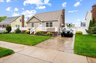 2345 Willow St, Wantagh, NY 11793 - Photo 2