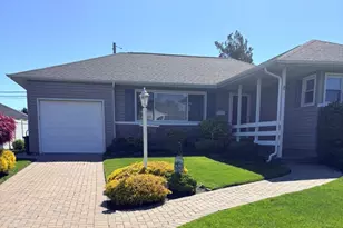 895 Iris Dr, Bellmore, NY 11710 - Photo 2