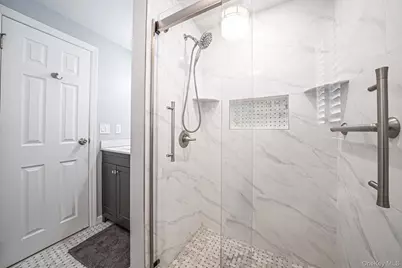 568 Chestnut Lane, East Meadow, NY 11554 - Photo 18