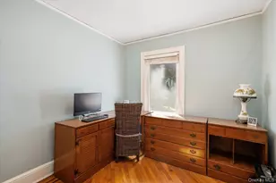 25709 Pembroke Ave, Great Neck, NY 11020 - Photo 18