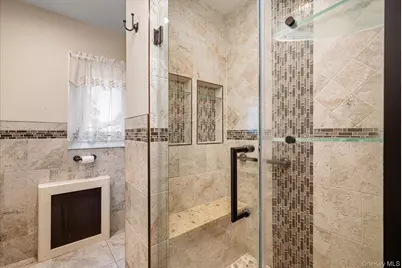 257-09 Pembroke Avenue, Great Neck, NY 11020 - Photo 22