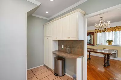 257-09 Pembroke Avenue, Great Neck, NY 11020 - Photo 14