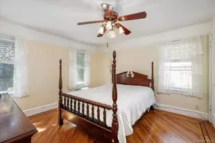 25709 Pembroke Ave, Great Neck, NY 11020 - Photo 16