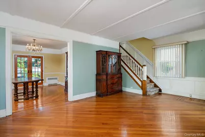 257-09 Pembroke Avenue, Great Neck, NY 11020 - Photo 8